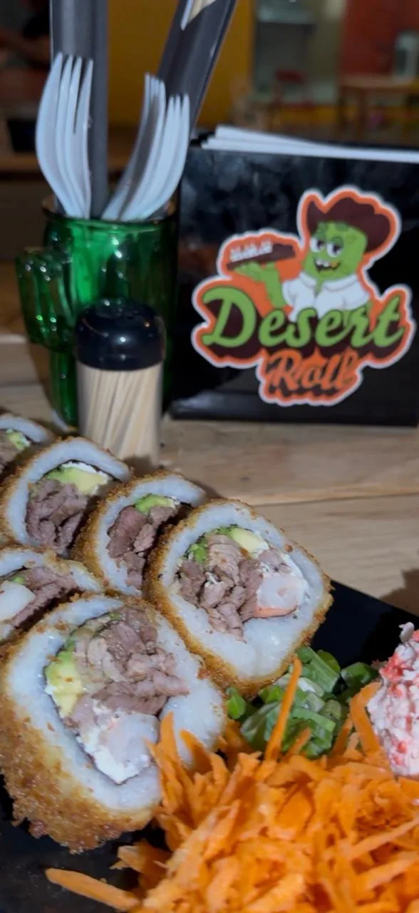 Detalle de mesa de madera de pino con rollo empanizado y servilletero